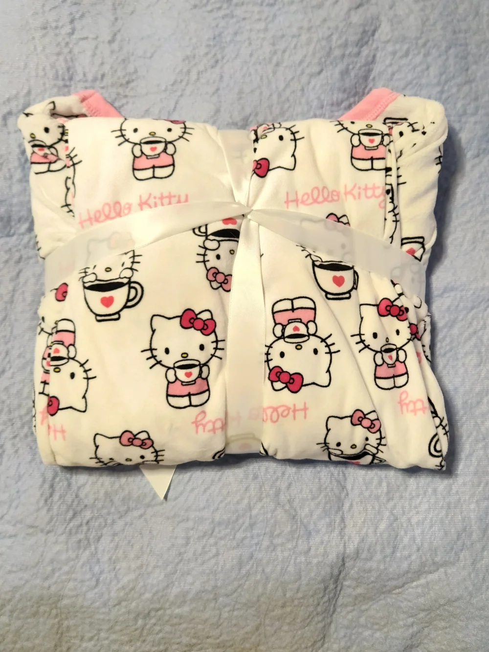 Northwest  Hello Kitty Plush Pajama Set And Robe